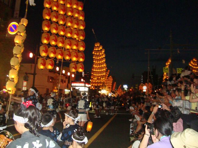 ８月３日〜６日の４日間開催されていた竿燈祭りは五穀豊穣の祈りを込めた行事として２５０年以上の歴史を持つ国重要無形民族文化財です。<br />提灯（ちょうちん）のついた竿燈は一番長いものは１２ｍ重さは４６個の提灯がぶら下がるため５０キロ。９ｍ、７ｍで５ｍが一番短く提灯が２４個ついて５キロは幼若(小学低学年）。<br />竿燈を上げる「差し手」が｢囃子方」の太鼓や笛にあわせ、手のひらや額、肩、腰でたくみに竿を支える技を見せてくれる。<br />掛け声は「ドッコイショー　ドッコイショー　」一緒になって演技を応援して盛り上がりました。<br />今回桟敷席だったが自由に出歩けず自分たちの桟敷席の前に来た竿燈だけしか見られず残念でした。<br /><br /><br /><br />