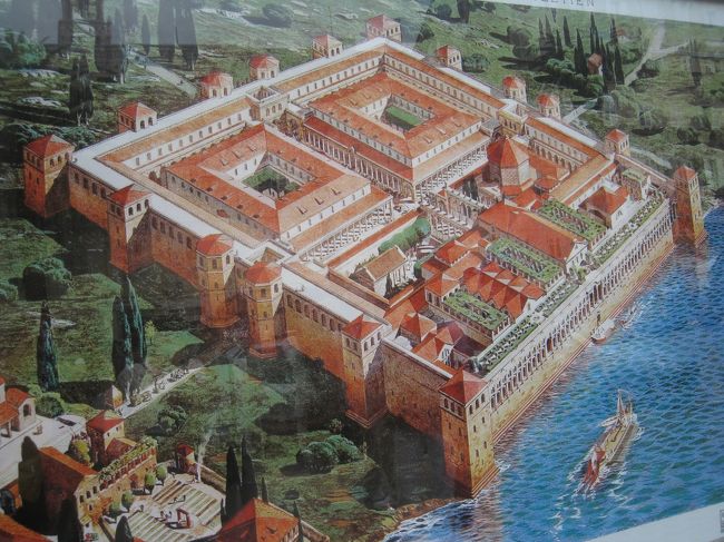 アドリア海とボスニア・ヘルツェゴヴィナに挟まれたクロアチア南方は<br />世界遺産のオンパレード。<br />北からシベニックの聖ヤコブ大聖堂、古都トロギール、スプリットの<br />ディオクレティアヌス宮殿、そしてドブロブニク旧市街と続きます。<br />今回はそのプリットのディオクレティアヌス宮殿です。<br /><br />●先にディオクレティアヌス帝について簡単に説明します。<br />　在位AD284〜305年の間のローマ帝国皇帝。<br />　ローマ属州の奴隷の子として生まれ、一兵卒から親衛隊長官にまで<br />　出世し、先帝の死後軍に推戴されて皇帝となった。<br />　広大なローマ帝国の統治と防衛の為に、専制君主制を創設し、帝国を<br />　東西に分け、それぞれに正帝・副帝４人で帝国を防衛する四分割統治<br />　という事実上４人の皇帝で帝国を統治した政治手腕に長けた皇帝。<br />　自身は、現在のトルコ・イズミールを拠点として統治・防衛にあたった。<br />　又当時、力を増してきたキリスト教徒に警戒感を抱き、大迫害を行った。<br />　在位20年を越したAD305年に皇帝を自主的に退位し、サロナ(現スプリット)<br />　の地に離宮を建てて余生を送った。その離宮が、今世界遺産となり観光に<br />　訪れているディオクレティアヌス宮殿であります。<br /><br />●今のスプリットはアドリア海沿岸最大の港町ですが、７世紀になった頃に<br />　ローマ帝国が滅亡し、進入してきたスラブ人の攻撃により宮殿は崩壊され、<br />　彼等から逃れる為に人々は頑強な城壁に囲まれているディオクレティアヌス<br />　宮殿内に避難して来た。<br />　避難民達は宮殿の基礎部分はそのままに、その上から朽ちた宮殿の資材を利用し<br />　建物を増築し町を築いていった。<br />　その町、すなわち元のディオクレティアヌス宮殿がそのまま現在の旧市街に<br />　なったという珍しい起源を持つ町ですが、現在では宮殿そのものは無く、<br />　宮殿跡は遺跡となっています。。<br />　古代と中世の建物が複雑に交じり絡み合った独特の町並みと、その特殊な<br />　町の成り立ちとが認められて世界遺産となりました。<br /><br />●ディオクレティアヌス宮殿の東南辺りでバスを降り、海岸に沿った通りを<br />　西に少し歩くと北側に商店の並んだ長い建物があります。その長い建物こそが<br />　元のディオクレティアヌス宮殿の南の城壁で、中央にある“青銅の門”から<br />　観光で今“ディオクレティアヌス宮殿”といわれる旧市街に入ります。<br /><br />●入って直ぐ左に“宮殿の地下”があります。<br />　