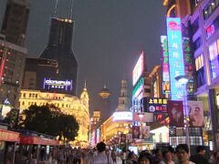 夜の上海南京東路を歩く