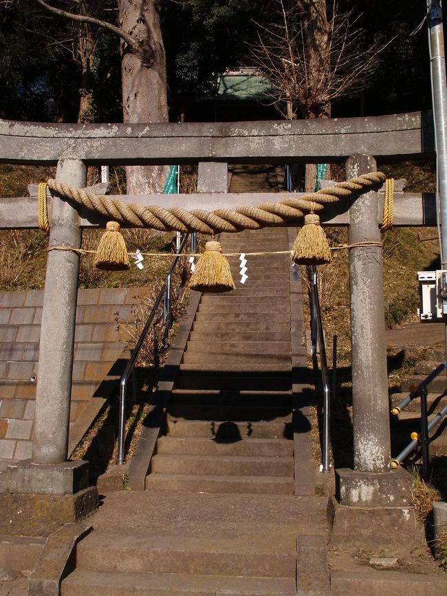 鎌倉市常盤にある八雲神社は「てんのうさま」とも呼ばれ、治承年間(1177〜1181年)に除災を目的に創建された。慶長年間(1596〜1615年)には熊野神社を勧進して合祀し、さらに明治に入って近くにあった御嶽神社・諏訪神社も合祀した。7月の例祭には神輿渡御が行われる。<br />(表紙写真は八雲神社)
