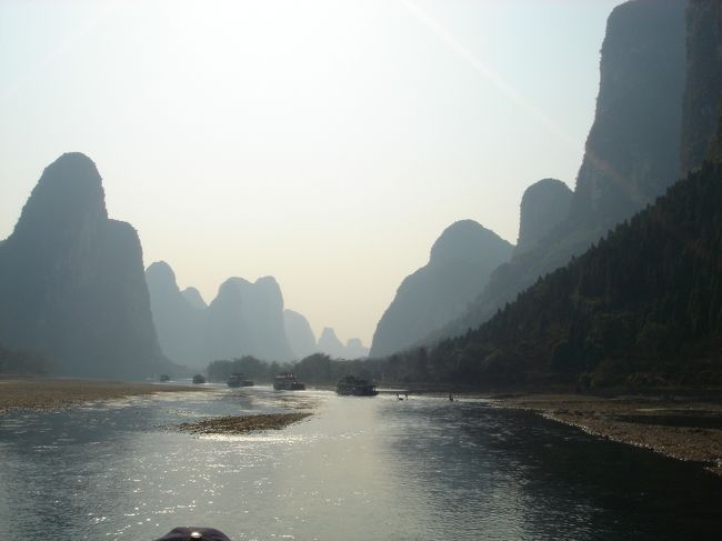 桂林の凸凹山の風景、<br />前から見たかったので、<br />見に行って来ました。<br /><br />桂林<br />名前の意味は、<br />桂　キンモクセイの<br />林　林<br />だそうです。<br />季節になると、キンモクセイがたくさん香る、とか。<br />素敵な街ですね。