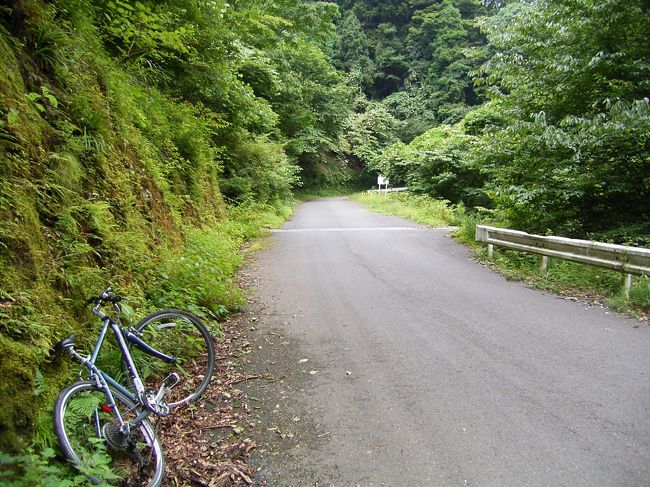 東京・杉並から秩父へ、自転車で峠を越えて行ってきました。<br />工程はざっくりと以下の通り。<br />1日目:杉並→狭山→飯能<br />2日目:飯能→有間峠→秩父<br />メインはなんといっても有間峠。標高1000mを超える峠です。<br />久々の自転車ツーリングだし、無謀な気もしますが、<br />まぁ少し無謀なくらいの方が面白いじゃないってことで。<br /><br />いやしかし、きつかった。<br /><br />今回宿泊したホテルや立ち寄ったスポット<br />http://4travel.jp/traveler/kazumaryu/clip/?dmos=&wide=&middle=&small=&category=&label_id=118&sort=date_desc<br />