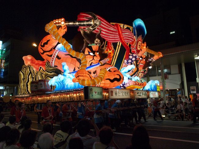 続いて夜の”ねぶた祭り”～最終日の<br />”ねぶた＆海上運行”です。<br /><br />間の日8/5、今年は平日の為か、どうか解りませんが<br />比較的ゆっくりと見る事が出来ました。