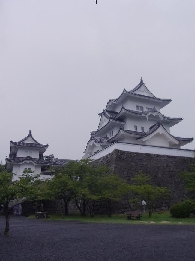 今日は忍者の里、三重の伊賀に行ってきました。<br />ここには忍者に関する施設や伊賀上野城があります。<br /><br />昭和１０年に復元したお城みたいですが、<br />趣があって気分転換になりました。