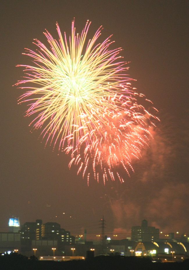 　約10ｋｍ離れた高台の住宅街から花火見物<br />　花火は音が聞こえる近くから見るのが一番、写真も迫力が違います。<br />　