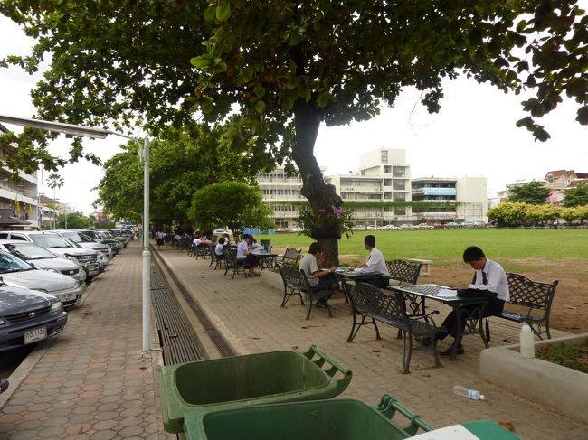 　チェンマイ市内には、タイ北部の名門大学・チェンマイ大学のほか数校の大学がある。<br /><br />　旅に出たら必ずその国の大学キャンパスを訪問するという変な癖がある。大学のキャンパスに<br /><br />　一歩足を踏み込んだだけで、その大学の雰囲気や学生気質が把握できるし、必ず学食へ行って<br /><br />　みることにしている。<br /><br />　学食で学生がどのようなものを食べているか？いくらぐらいで食べられるのか？旨いかどうか？<br /><br />　そして学生達と語り合えるのがいい・・・・<br /><br />　今回の旅では、チェンマイ大学、ラチャバット大学、ラジャマンガラ工科大学、<br /><br />　前述したNorth Chiang　Mai University　と併せて四大学を訪問したことになる。<br /><br />　共通点は、チェンマイの大学生はどこもみな”制服”だった。<br /><br /><br />　　　　・・写真はラチャバット大学キャンパスで・・<br />　