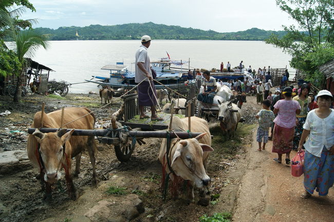 ヤンゴンから北へ２５０ｋｍ行った所にピヨ（Pyay)という町がある、特にこれといった物がある町ではなくごく普通の地方都市だが北のバガンやマンダレーへバスで行く長旅のときの一休みには最適な町だ。<br />ヤンゴンからはヤンゴン市の北のハイウェイバスターミナルからバスが出ている、このターミナルへはスーレパゴダのすぐ北側の市バスターミナルから４３番のバスで４５分くらいで行ける、料金は２００チャット（２０円）。<br />ピヨまでの長距離バス料金は３５００チャット、所要時間は６時間半。<br />ピヨの町のすぐ横にはあのイラワディ河がとうとうと流れている、その河沿いには市場があり、その先には小さな船着場があり、その先には貧しい集落があり地元の人たちの生活の一端をかいま見ることができる。