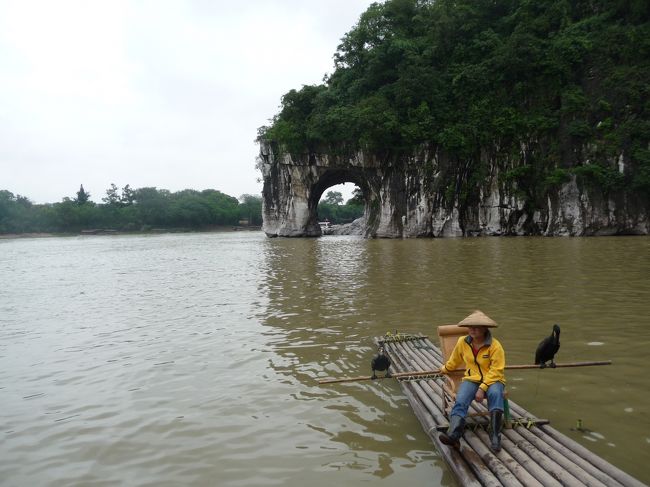 昨年の夏、北京で万里の長城をのぼった際に、中国では桂林がとてもすばらしい・・・との話を聞き、どうしても行きたくてたまらなくなった。<br /><br />ちょうど雨季のまっただなかとうこともあり、雨が心配だったが、なぜか？船下りなど、大切な場面では青空が・・・。<br />おかげで雨上がりの水量の多い、最高の桂林を堪能できた。<br /><br />中国がどんどんパワーアップしていくのには、圧巻！