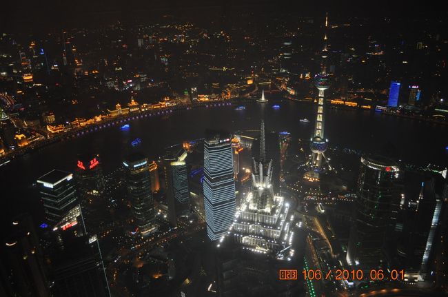 出張で上海に行き、昼間は仕事をして、夕方以降は上海観光をしてきました。<br /><br />行ったところ<br />・上海万博<br />・上海環球金融中心<br /><br />あと食べ物も少し載せました。<br />めちゃくちゃお勧めはないですが。。。<br /><br />パート1は、上海万博以外です。
