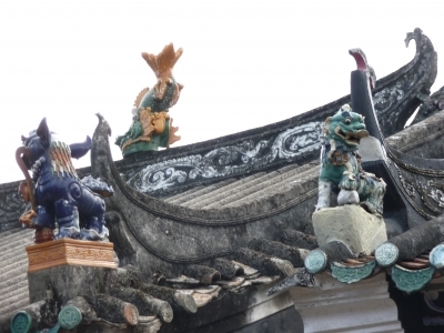 香港らしからぬ風景の旅行記　香港客家として有名な、　数百年前に新界に定住した5つの一族　Tang鄭、Man文、Hau侯 、Pang彭 、Liu廖 、の中の1つ、鄭一族の遺跡を訪れます。 新界での中国人血統の中では、最も古く最大で有名な一族です。壁に囲まれた村三圍と、六村が歴史散策コースになっています。三圍＝上璋圍、橋頭圍、灰沙圍、六村＝坑頭村、坑尾村、塘坊村、新村、洪屋村、新起村<br /><br />