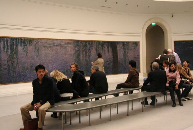 クロード・モネ　　睡蓮　　オランジュリー美術館2008.10.15<br />Claude Monet &quot;Water Lilies&quot; Musee de Orangerie<br /><br />旅行写真紀行　　Travel Photo Essay<br />2008ノルマンディー・ブルターニュの旅⑥パリ　その4（最終回）<br />──────────────────────────<br />はじめに<br />私が写真を撮る際に最も大切にしているのは、被写体そのものよりも、そこに反射する光が作り出す輝きと陰影です。それが私が画家クロード・モネを好きな大きな理由です。<br />光の画家モネ（定説のようです）の「ルーアン大聖堂」連作や「積みわら」シリーズ、新国立美術館で公開中（8月16日まで）の「日傘を持った女」（2枚セットの1枚）、などが特にその光をモチーフにした作品と言われています。<br />私の今回のシリーズでもルーアン大聖堂、エトルタの崖、オンフルールのドック、モンサンミッシェルの朝夕などの撮影で光の捉え方に意を注ぎました。<br />旅行記を読み、写真をご覧いただくときに思い出していただければ嬉しく思います。<br />また旅先の雰囲気（臨場感）を出すため、できるだけ人物を写し込むことに心がけました。<br />─────────────────────────────<br />2008年10月7～16日（ノルマンディー、ブルターニュ、パリ）<br />今回の旅行は印象派を代表する画家クロード・モネが幼少時代から43歳で睡蓮の池で有名なジヴェルニーの家に移るまで主に活動したル・アーヴルおよびオンフルール、エトルタなど周辺の町を中心としたノルマンディー地方と世界遺産モンサンミッシェルが有名なブルターニュ地方を訪れました。（①～⑥を予定しています）<br />夏休みでパリへの旅行者が多いので、順番を変えて⑥パリを先行して公開することにしました。その1～4を予定しています。<br /><br />その4ではオランジュリー美術館のモネの睡蓮をじっくりと御覧ください。<br />この旅行写真紀行の最後は、雨上がりのルーブル宮殿（美術館）中庭の薄闇の中の幻想的な風景をたっぷりお楽しみください。　<br />　　　　　──────────────────────<br />2008年10月15日（水）<br /><br />オランジュリー美術館はモネの代表作「睡蓮」とヴァルター・ギヨームコレクションの19世紀末から20世紀初頭のフランスの144作品からなり、モジリアニ、ルソー、ピカソ、マチス、ユトリロなどなじみ深い作品ばかりである。<br />これほどの多数の絵画をゆったりと見られるのだから絵の好きな人にはたまらない。絵画の説明は写真に任せるが、睡蓮の展示室が自然光を取り入れた画期的なものに改装され、以前見たときよりもはるかに鮮明にかつ自然に見えるようになったことはうれしかった。<br /><br />モネの睡蓮の余韻に浸りながらチュイルリー公園をのんびりと歩いた。池で遊ぶカモメと最後の対面を済ませ記念撮影をした。（カモメの）<br />ホテルへ帰る途中サントノレ通りで遅い昼食をとり、ルーブル美術館でダヴィンチ・コードにも登場する逆さのピラミッドを見に立ち寄った。<br /><br />今回の旅行も最終日で予定していたこともすべて済んだので、地下のカフェテリアでミルクティーを飲みながら旅日記を整理した。外に出るとあたりはすっかり日が暮れて中庭の敷石が雨にぬれ、ルーブル宮殿の回廊や街灯の照明に灯がともされ、名残惜しさに後髪を引かれるような思いで帰路についた。<br />サン･ジェルマンのRue Jacobにあるホテルで朝預けたｷｬｽﾀ･ｹｰｽを受け取りバスで北駅に向かった。バスは次の停留所名を告げてくれるので夜間でも困らない。<br />北駅からCDG空港へのRER(郊外高速鉄道）はほとんど乗客がおらず、おまけに途中駅でないところでしばらく停車したので少々不安だった。<br />帰国便　パリ発AF 278便　ボーイング777　　23:30発 成田到着　18:00　<br /><br />◇　これで今回の旅行記は終わりとします。交通の便がよくない地域への単独旅行で緊張したり疲れたりもしましたが、幸い病気、怪我、事故などがなく、天候にも恵まれ、写真もいっぱい撮れて満足のいく<br />旅行でした。<br /><br />ヴァルター・ギヨームコレクションは19世紀末から20世紀初頭のフランスの144作品からなり、モジリアニ、ルソー、ピカソ、マチス、ユトリロなどなじみ深い作品ばかりである。<br />http://4travel.jp/traveler/810766/album/10488056/<br /><br />撮影　CANON　EOS40D 17/85　IS USM<br />　　原画サイズ3888×2592　<br /><br />気になる画像は、ぜひ元画像に拡大して御覧ください。<br />（元画像モードにして、次の写真へ＞＞）<br />編集・公開　2010.8.17<br /><br />クチコミ「スリの被害に遭わないための予防策」2011.3.28<br />http://4travel.jp/traveler/810766/tips/<br /><br />現地の日の出・日没時刻はこのクチコミ記事で簡単に調べられます。<br />http://4travel.jp/overseas/area/europe/france/mont_st_michael/tips/10177076/<br /><br />お気に入りブログ投票（クリック）お願い<br />http://blog.with2.net/link.php?1581210