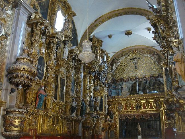 ⑤ケレタロ PART V<br /><br />05/02/09<br /><br />「CATEDRAL DE QUERETARO」にて美しいファサードを堪能し、「サンタ・クララ教会」へ向かった。外観が至ってシンプルだったので、中に入って口がアングリ状態だった。チェリゲラ様式の超ゴージャスな黄金だらけの祭壇でとにかく圧倒された。奥の神父さんの部屋らしきドアの装飾も、美しいレリーフで覆われていて、久々に教会の装飾に感動すら覚えた。