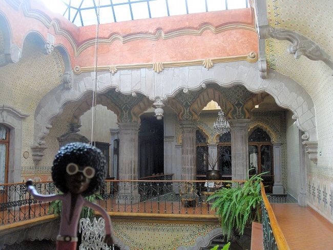 ⑥ケレタロ PART VI<br /><br />05/02/09<br /><br />「CASA DE LA MARQUESA」が、現在ホテルだということを知らずに、入口のガードマンに入っていいよ、と言われるがまま中に入ってしまったなみお。内部の家具から小さなチャペル、中庭といい超インパクトのある造りで、すぐに気に入ってしまった。1つ1つのドアの装飾も見事で、写真撮りまくりのなみお。中はどんな部屋なんだろう、と鍵が掛かっているつもりでダメ元でドアを押すと、カンタンに開いた。するとベッドが並んだ大きな部屋が見え、中でシャワーを浴びている音がして、ここで初めてここがホテルの部屋だということが分かった!! <br /><br />とりあえず、その場を離れ、害のなさそうな2階の中庭の写真を撮っていると、ホテルの従業員に、「ここに泊まっているのですか?!」と聞かれ、何も知らずに入ったなみおはそのまま追い出された(苦笑)でもホテルの中に入って写真を撮れたのは、超ラッキーだった。