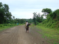 ミャンマーの旅　トングーからアン、バイクタクシーで１３０ｋｍ。