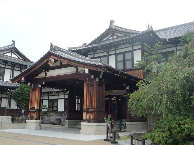 お盆休みを利用して、東京の友人夫婦と一緒に奈良旅行へ。<br />1泊目は憧れの奈良ホテルに宿泊しました。みやびやかな建物と極上のサービス、そしておいしい朝食に大満足。<br />2泊目は地元三重の榊原温泉の湯元榊原館で、自慢のまろやかなお湯につかって、真夏の旅行の疲れを癒しました。<br /><br />1泊目と2泊目とで宿のタイプがまったく異なり、いろいろ味わいたい欲張り気分を満たしてくれました。<br />3日目に伊勢神宮などへ参拝されるというのもよいと思います。<br />
