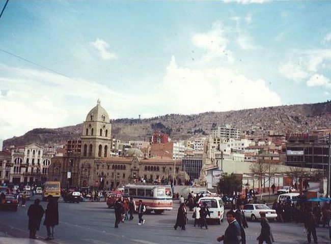 2000年の夏期休暇を利用したペルー・ボリビアの旅。<br />「ベタ」な見どころを個人で訪問しました。<br />現在と変わらない「懐かしの弾丸の旅」をご紹介します。<br /><br /><br />≪全行程≫<br /><br />１日目：夕方、関西空港→ダラス　　　[アメリカン航空]<br />　　　　午後、ダラス→リマ　　　　　[アメリカン航空]<br />２日目：リマ滞在。<br />３日目：午前、リマ→クスコ　　　　　[アエロ・コンチネンテ]<br />http://4travel.jp/traveler/satorumo/album/10485984/　　　　　　　<br />４日目：朝、列車でアグアス・カリエンテスへ。<br />　　　　マチュピチュ見学。アグアス・カリエンテスの温泉へ。<br />　　　　夜、列車でクスコへ。<br />http://4travel.jp/traveler/satorumo/album/10486806/<br /><br />５日目：朝、列車でフリアカへ。コレクティーボに乗り継ぎ、<br />　　　　プーノへ。<br />６日目：チチカカ湖のウロス島へ。<br />http://4travel.jp/traveler/satorumo/album/10487633/<br /><br />　　　　午後、バスでボリビア国境の街・デサグアデーロへ。<br />　　　　ボリビア入国後、バスでラパスへ。<br />７日目：ラパス滞在。<br />　　　　　　　≪★今回のお話はココです≫<br />http://4travel.jp/traveler/satorumo/album/10490288<br /><br />８日目：朝、ラパス→リマ　　　　　　[ロイドエア・ボリビア]<br />　　　　リマ滞在。<br />９日目：深夜、リマ→ダラス　　　　　[アメリカン航空]<br />　　　　午前、ダラス→関西空港　　　[アメリカン航空]<br />10日目：午後、関西空港着。<br />