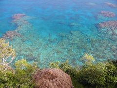断崖の下、透明なブルーの海　～リフー島北部・西部