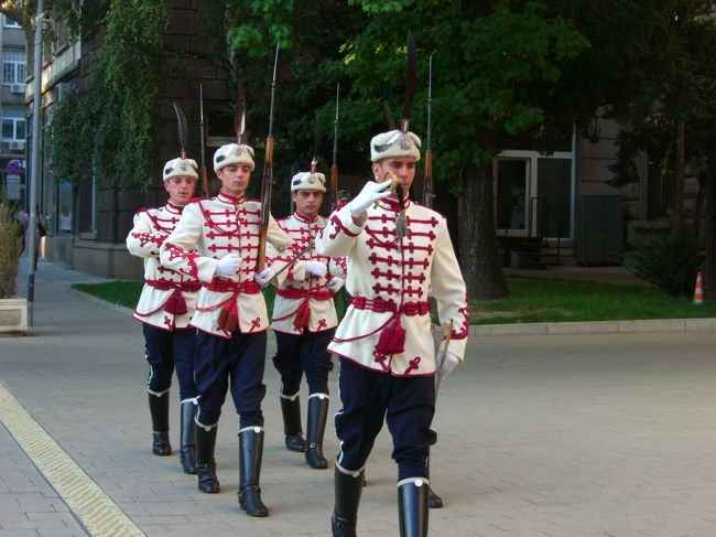 ソフィアに3泊したため、ソフィアから日帰りできる街カンザラク、プロヴディフへ行きました。<br /><br />２つの街へ行く前のバスの時間を利用して、ソフィア観光をしました。<br /><br />★★日程★★<br /><br />2009年9月25日(金) <br />　　10時50分 福岡発→15時00分　香港着(CX511) <br />9月26日(土) <br />　　9時40分 香港発→16時00分 ﾛﾝﾄﾞﾝ着(CX257) ﾛﾝﾄﾞﾝ泊<br />9月27日(日) <br />　　8時40分 ﾛﾝﾄﾞﾝ発→13時45分 ﾌﾞﾙｶﾞﾘｱ・ｿﾌｨｱ着(FB852)<br />　　　　　　　　　　　　　　　　 ｿﾌｨｱ泊<br />9月28日(月) <br />　　ﾘﾗの僧院観光　　　　　　　　　　　　ｿﾌｨｱ泊<br />9月29日(火) <br />　　ｳﾞｪﾘｺ･ﾀﾙﾉｳﾞｫ観光　　　　　　　　　　ｿﾌｨｱ泊<br />◎9月30日(水）<br />　　ｶﾝｻﾞﾗｸ観光　 　　　　　　　　　　　 ｿﾌｨｱ泊<br />◎10月1日(木）<br />　　ﾌﾟﾛｳﾞﾃﾞｨﾌ観光　 　　　　　 　　　　 ｿﾌｨｱ泊<br />◎10月2日(金）<br />　　ｿﾌｨｱ観光　　　 　　　　　 　　　　 <br />　　13時50分 ｿﾌｨｱ発→15時10分 ﾛﾝﾄﾞﾝ着(FB437) ﾛﾝﾄﾞﾝ泊　　　<br />10月3日(土）<br />　　ｽﾄｰﾝﾍﾝｼﾞ、ﾊﾞｰｽ観光　 　　　　　 　　ﾊﾞｰｽ泊<br />10月4日(日) <br />　　18時20分 ﾛﾝﾄﾞﾝ発(CX251)→<br />10月5日(月) <br />　　 13時10分 香港着<br />　　 14時55分 香港発→20時45分 福岡着(CX510)<br />