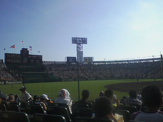 西宮の阪神甲子園球場へ、高校野球の観戦に行ってました。<br />姫路から新快速で三ノ宮。そこからは阪神電車の直通特急で甲子園へ。<br /><br />12時頃、阪神甲子園球場に到着。 <br />チケットの行列に並んでたんだけど、係りの人がトラメガで一言。 <br /><br />「・・・・入れない可能性が高いでーす」 <br /><br />なん・・・だと？ <br /><br />その日は第一試合が地元の兵庫県代表・報徳学園が出る試合で、その次が優勝候補の沖縄・興南高校。そして日曜日。<br />えらい混雑でした。結局、興南と明徳義塾の試合は、満席で完売。 <br /><br />甲子園に入れなかった我々はそのまま列で少し待つ事にして、その次の仙台育英と宮崎代表の延岡学園の試合を見る事にしました。 <br />甲子園周辺は球場の売店の他に、ららぽーと甲子園やダイエー甲子園店など、ショッピング関係は充実しています。<br /><br />席に到着すると、「ザ・炎天下」っていうか、なんつうかすごい暑かったです。<br />夏なんだから当たり前と言えばそうなんだけど。 <br /><br />試合は延長の末、仙台育英が10-7で勝ち。 <br /><br />どちらも精一杯戦った一戦だと思いました。<br />高校野球は数年ぶりだったのですが、あの空気は高校野球ならではデスねー。楽しめました。 <br /><br />帽子とタオルは必須です。特に外野席は日を遮るものが何もないため、早めの水分補給を！<br /><br /><br /><br /><br /><br /><br /><br /><br /><br />以下、乗車記録。<br />10時57分発、JR神戸線新快速・長浜行きで三ノ宮駅。11時36分、着。<br />徒歩で三宮（阪神線）へ。<br />11時46分発、阪神本線直通特急・阪神梅田行きで甲子園駅へ。12時4分、着。<br />観戦後<br />18時53分発、阪神本線直通特急で山陽姫路へ。20時18分、着。