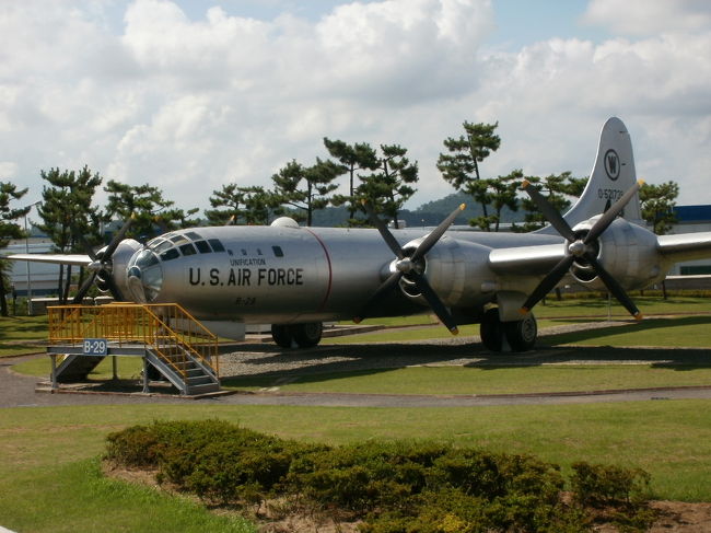 8月5日:羽田空港からNH1291便(B-777)にてソウル金浦空港へ〜地下鉄でソウル駅へ〜KTX(特室)で釜山駅へ〜地下鉄で南浦洞駅へ〜徒歩で宿泊先の東新ホテルへ / 8月6日:地下鉄で沙上駅へ〜西部市外バスターミナルから三千浦行のバスで、泗川(サチョン)へ〜バスターミナルから約4キロ、歩いて1時間程で航空宇宙博物館へ着きました。<br />
