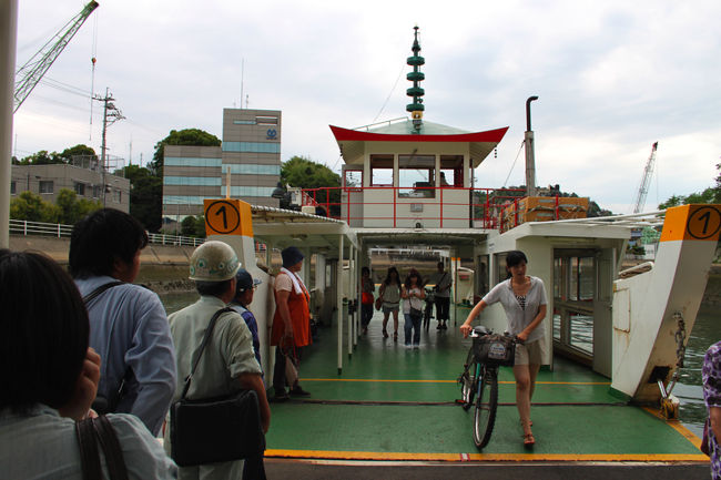 商店街を抜け、海岸通りを歩き、向島に渡るフェリー乗り場へ。3つのフェリー乗り場があるが、<br />（尾道駅前渡船、福本渡船、尾道渡船）行きは真ん中から出ている福本渡船を利用。この渡船は一回60円！！びっくり！<br />※ 他のは100円。地元の人用だし、3分から5分とあっという間とはいえ、安い。<br />向島で何をする訳ではなく、対岸から尾道を見てみたいと言うだけだったので、少し歩き<br />観光地と言えば“吉原家住宅” http://www.go-shimanami.jp/shisetsu/mukaishima/006.html<br />なので行こうと思ったが、20分くらい歩き地元の人に場所を聞くと、ここからじゃ（向島中学校先のハーバー）フェリー乗り場まで戻らなければならないし、タクシーかバスでしか行けないとの事。<br />それよりも見る価値はない、との事で行く事を断念。<br />JFE造船工場近くの乗り場から尾道駅行きのフェリーで向かう。<br />この日は凄く暑く、台風の予定だったが雨も降らず500MLのジュースを朝から4本も飲む。少し水っ腹。<br />駅前に着くと、3時40分。JALに電話し、上変出来るか聞くとOKとの事。<br />尾道15：59―三原・三原駅前16：30広島バス―17：02広島空港<br />JL 1616便 広島17:40（10分遅れ） 〜 東京羽田19:00 で帰京。<br />帰りは京成線。駅まで妻に自伝車で迎えに来てもらう。<br /><br />この日は朝7時半から午後3時半までよく歩いた。期待通りの素敵な街で満足。<br />今度はいつ行く機会があるかな、と思わせる街だった。<br />久しぶりに大林作品を見ようかな、、。<br />