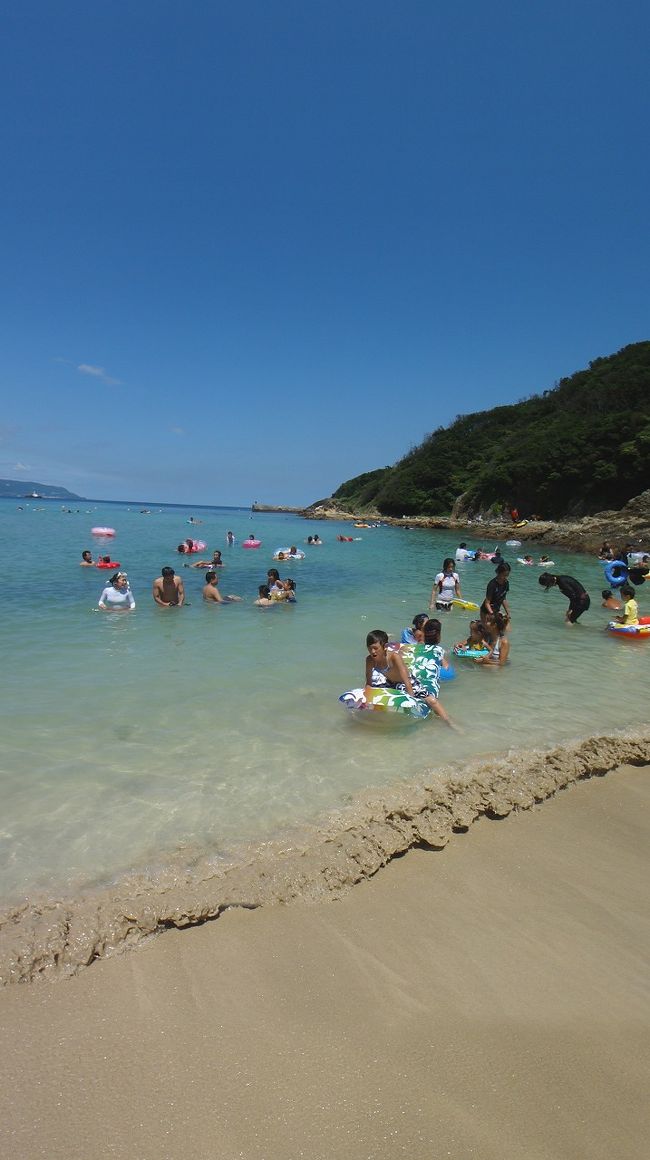 東伊豆の旅館を宿として、南伊豆海水浴・西伊豆観光して来ました。<br /><br />東京大田区の保養施設の一つである伊豆高原荘<br />築40数年がたち、老朽化を理由に平成23年3月31日に閉館します。<br /><br />豪華・スタイリッシュなどという言葉とはほど遠い昔の旅館といった感じですが、羽田の町工場に生まれ、子供の頃よく家族で訪れていた私にとっては思い出の場所であります。<br />今では自分の家族を連れて利用しています。<br />そんな伊豆高原荘を何かに記しておいてもいいかなと思ったのが、旅行記作成のきっかけにもなりました。