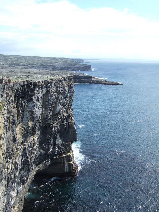 当初、アイルランドに行くなら「ジャイアンツ･コーズウェイ」と「モハーの断崖」を巡りたいな～と思ってたムーラン。夏は旅行代金も高いし、高緯度にしては温暖なアイルランドだから、冬に行く気満々でした。<br /><br />が…<br /><br />何年か前にテレビ番組でアイルランドの離島(アラン諸島)を見て、やっぱり離島も外せないかな！？なんて思ったり。となるとフェリーで渡らなくちゃだから天候が落ち着いてる方がいいし、オフシーズンの離島は淋しそうだし、やっぱりオンシーズンの夏がいいよね！！ってことで冬の旅先リストから外れたアイルランド。<br /><br />適当に選定してるように見えて、季節を重視してるムーランの旅。冬に比べると、夏は順番待ち状態で^^;ノルウェーのフィヨルド、ギリシャのサントリーニ島、トルコのカッパドキアetc…<br /><br />ついにアイルランドの順番が回ってきた2010年夏☆<br /><br />夏を待ち続けたムーランにお天気の神様は味方してくれるのか！？<br />絶好のサイクリング日和になるのか！？<br />予備日なしの日帰り離島の旅！！