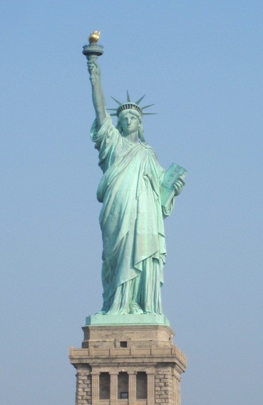 ベタすぎて、面白くも何ともない写真だが、<br />ニューヨークと言えば、<br />いえ、アメリカと言えば、<br />これでしょう、<br />というわけで、<br />誰にでも解りやすい自由の女神を、<br />トップにもってきた。<br /><br />HISの航空券とホテルのパック、<br />5泊7日でニューヨークへ。<br />でも、着いたのが夜で、<br />向こうを発ったのが朝だから、<br />実質、中4日だけ、という感じ。<br /><br />5泊7日というと長く聞こえるが、<br />4日と思うと、短すぎる。<br />観たいものはたくさんあるので、<br />正直、日数が全然足りなかった。<br /><br />ニューヨーク旅行記1では、<br />ニューヨーク到着日と、<br />1泊した翌日を1日目とし、<br />2日目までを書いていきます。<br /><br />続きは「ニューヨーク2&ナイアガラ」に。<br />https://4travel.jp/travelogue/10491151