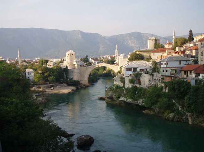 2006年にクロアチアを中心に旧ユーゴへ行きました。アドリア海沿いのクロアチアの街並みの美しさ、フィヨルドのコトルの街並み、モスタルのトルコ風の街並み、西欧風のスロベニアの街並み、それぞれの美しさに超感動しました。それぞれ文化・宗教が違う、特にスロベニアとボスニアではまるで違う国が十数年前まで同じ国だったこと自体が不思議なこともそれぞれの街を訪れて認識されられました。<br /><br />クロアチアのドブロブニクから国境を越えてボスニアのモスタルへ行きました。モスタルはクロアチアやモンテネグロとは宗教も食べ物も街並みもまったく違うトルコ文化の街。逆に十数年前まで同じ国だったことが不思議なくらいです。一番の名所の石橋、モスク、周辺の建物の配置、街並みは絶句するほど素晴らしかったでした。<br /><br />---------------------------------------------------------------<br />スケジュール<br /><br />　10月7日　成田−パリ−ザグレブ　[ザグレブ泊]　<br />　10月8日　ザグレブ観光　−プリトヴィッツェ国立公園　<br />　　　　　[プリトヴィッツェ国立公園泊]　<br />　10月9日　プリトヴィッツェ国立公園観光　−スプリット　<br />　　　　　スプリット観光　[スプリット泊]<br />　10月10日　スプリット−トロギール　トロギール観光　−スプリット<br />　　　　　スプリット観光　−ドブロブニク　ドブロブニク観光　<br />　　　　　[ドブロブニク泊]<br />　10月11日　ドブロブニク観光　[ドブロブニク泊]<br />　10月12日　モンテネグロ日帰りツアー　[ドブロブニク泊]<br />★10月13日　ドブロブニク−モスタル　モスタル観光　−　［車中泊］　<br />　10月14日　−ザグレブ−リュブリアナ−ブレッド湖　ブレッド湖観光<br />　　　　　　−リュブリアナ　[リュブリアナ泊]　<br />　10月15日　リュブリアナ観光　−パリ−　[機中泊]<br />　10月16日　−成田