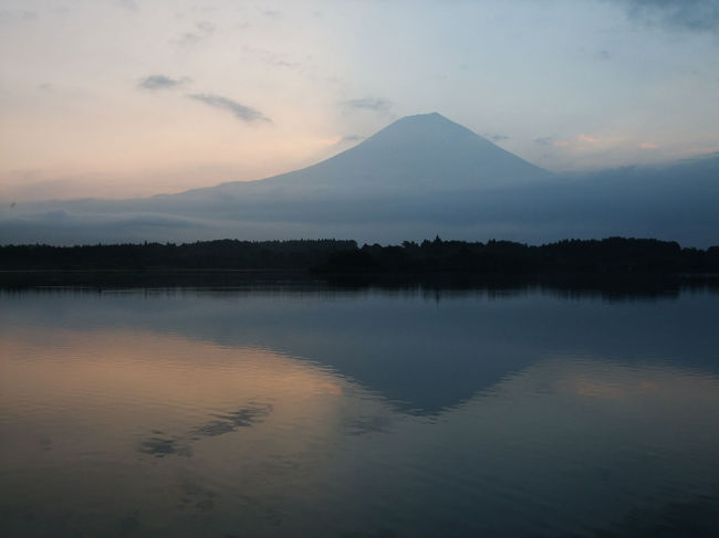 ここ田貫湖で、一年を通して二度、４月と８月の２０日前後の約一週間だけしか撮ることが出来ないWダイヤモンド富士を撮りに行って来ました。<br />今回は、その①で日の出までです。<br />現地に着く少し前、車でR１３９を移動中に土砂降りの雨が数分間降りました。そしてR１３９を田貫湖方面に曲がった頃、路面は濡れていません。何だったんだろう。あの雨は…でした。<br /><br />過去の撮影が成功したときの旅行記です。<br />★ダブルダイヤモンド富士<br />２００６年４月２２日<br />http://4travel.jp/traveler/t11064/album/10066584/<br /><br />撮影時間の後ろに「fuji」と描いてある画像は、「富士フイルム FinePixF50fd」で撮りました。<br />何も書かれていないのは、「ニコンD７００」で撮影しました。