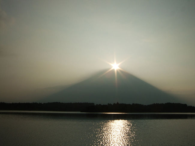 年に二回、４月と８月の２０日前後１週間だけのチャンス。<br />富士山頂と田貫湖湖面に映る富士山の両方の山頂から<br />太陽が出るダブルダイヤモンド富士を撮ろうと１９日深夜から２０日にかけて出掛けてきました。<br />しかし、湖面は波が出ていて写らず。<br />ダイヤモンド富士になりました。<br />今回は、その②で日の出です。<br /><br />過去の撮影が成功したときの旅行記です。<br />★ダブルダイヤモンド富士<br />２００６年４月２２日<br />http://4travel.jp/traveler/t11064/album/10066584/ <br /><br />