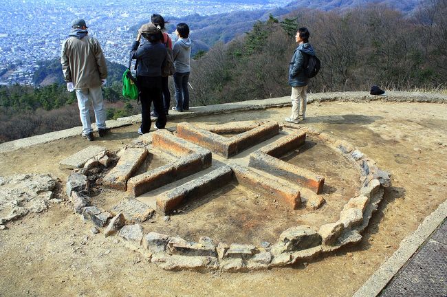 京都一周トレイルとは，京都市の周りをぐるっと回る全長約70kmのハイキングコースです。<br />コースの途中には名所旧跡が多数あり，自然と歴史を楽しむことができます。<br /><br />この旅行記は東山コース(24km)のうち，日向大神宮〜大文字山〜大文字火床についてまとめたものです(標識33-2〜標識45まで)。<br /><br />全行程は下記の旅行記にアップしています。<br />全長70km！京都一周トレイルを歩く−ダイジェスト−<br />http://4travel.jp/traveler/uenana/album/10484489/<br />