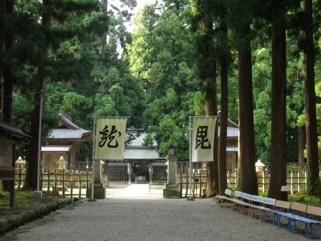 上杉神社を観光した後は、直江兼続夫妻のお墓のある春日山林泉寺へ行き、その後、上杉家廟所へ行ってきました。<br />歴史上の人物のお墓に行ったのは初めてです。<br />米沢市内は、いたる所に「上杉家」に関係するお寺やお墓などあるように感じました。<br />歴女の友を連れていってあげたい町です。<br />また夜はやっぱり、米沢牛♪<br />この日は観光も満足・食事も満足の一日でした。<br /><br />今年の夏休みは移動ばかりでした。<br />１２日深夜：新潟～埼玉。<br />１３日昼頃：埼玉～岩手。<br />１４日：岩手・宮城を行ったりきたり。<br />１５日：岩手～宮城。<br />１６日：宮城～山形。<br />１７日：山形～新潟。<br />埼玉と岩手で予定があったため強行スケジュールとなりましたが、お盆の帰省ラッシュ・Ｕターンラッシュに、ほとんど巻き込まれることなく移動できたのが嬉しかったです。<br />走行距離：約１５００キロとの事でした。<br />バタバタしている時に、お休みを快諾してくれた会社の上司・同僚に、感謝・感謝の旅でした☆