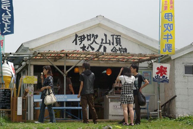 前夜、夕食時にビールを飲みながら急遽決めた王家一族の伊吹山登山！！　83才の母親連れて行く登山ですから。。。どうなることやら。メンバーは王子の母親と神奈川に住む姉夫婦それにrokoさま、はんなりさまご夫妻の総勢七名。