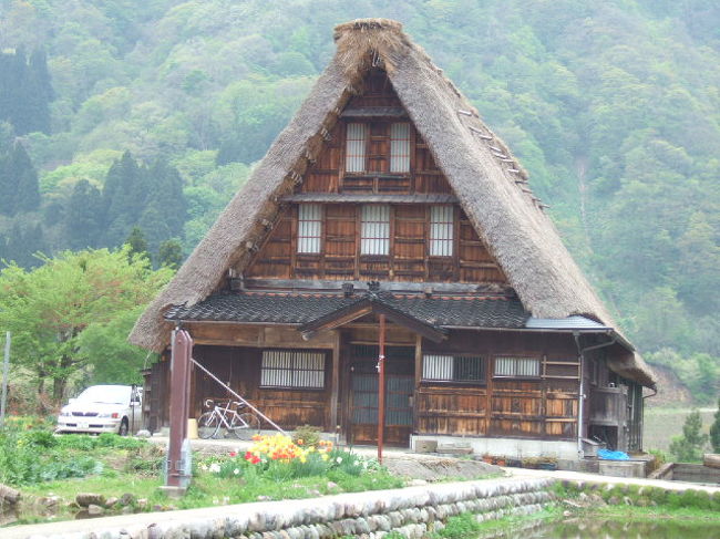 世界遺産の合掌造りの町並み、富山県の越中五箇山と岐阜県の飛騨白川郷の写真です。