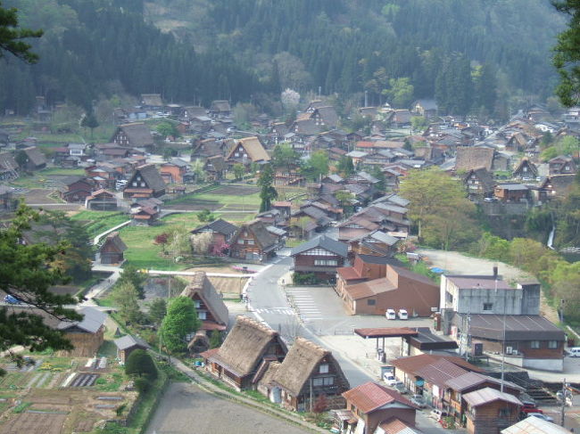 世界遺産の合掌造りの町並み、富山県の越中五箇山と岐阜県の飛騨白川郷の写真です。