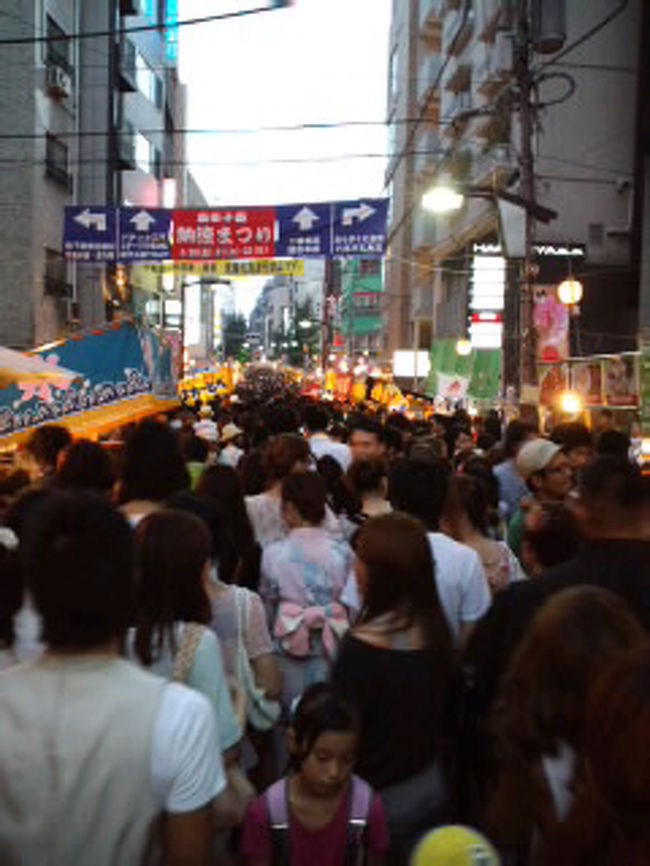 AZABU JUBAN SUMMER NIGHT FESTIVAL<br />(麻布十番祭り)へ行ってきました。<br /><br />2010年8月20日（金）、21日（土）、22日（日）<br />開催時間15：00〜21：00<br /><br />最終日の日曜日夕方5時に麻布十番駅に到着。<br /><br />凄まじい激込みの中を潜り抜け目指すはB級グルメの旅♪<br /><br />Handt♂＆HandT♀の2人で予算5000円以内で楽しむ貧乏遠足です<br />♂(*´ｪ`*)　♀(/ω\)<br /><br /><br /><br /><br /><br />