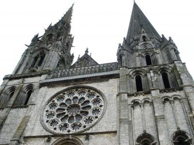 フランス7日間の旅を最初に飾るはノートルダム大聖堂。<br />薄暗い景色から旅はスタートします。