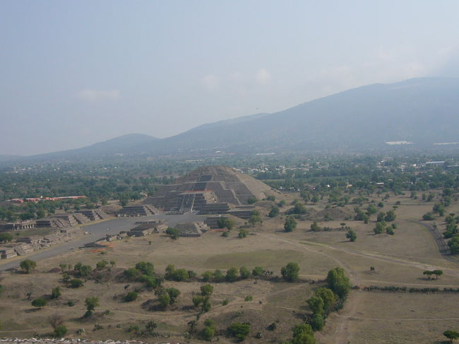 メキシコシティから、日帰りでティオティワカンに行ってきました。<br />かなり広大な遺跡ですが、建物系はほとんどなく、台座とあとはピラミッド２つが印象的でした。<br />高原なので、太陽のピラミッドに登るのがかなり大変。階段の段差も大きくかなりしんどかったのを<br />覚えています。