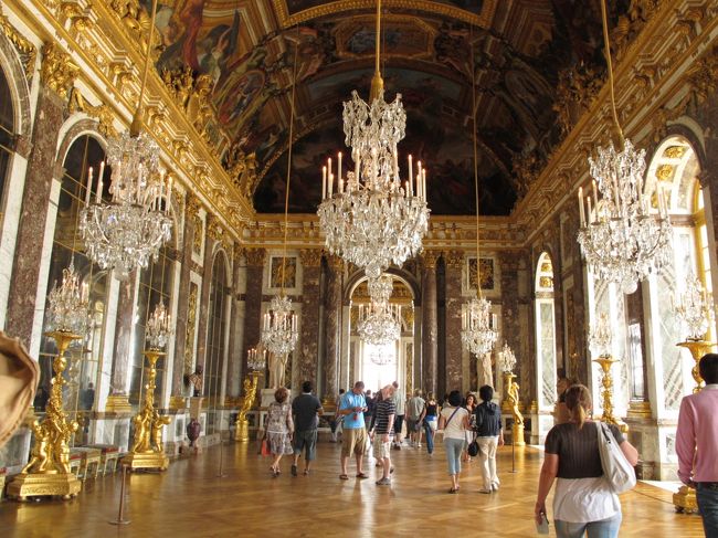 パリ２日目はヴェルサイユ宮殿の観光と<br />ヴォー・ル・ヴィコント城でのディナー＆花火です。<br /><br />ヴォー・ル・ヴィコント城へは現地旅行会社を利用しました。