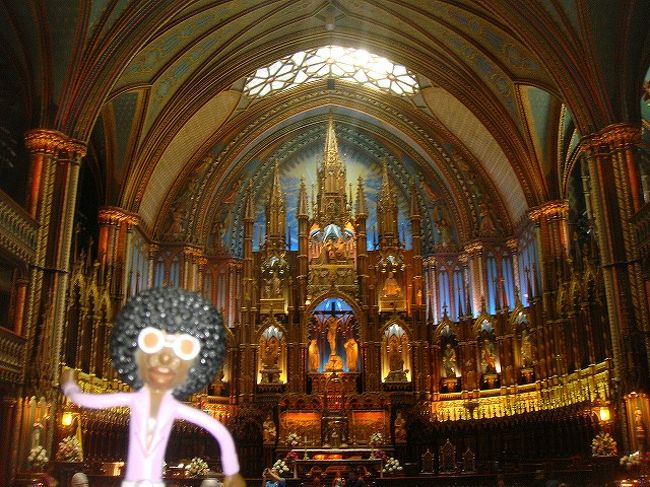 ③モントリオール　PART III<br /><br />05/24/09<br /><br />「ノートルダム大聖堂」は、カナダのシンガー、セリーヌ・ディオンが結婚式を挙げた教会として有名。ブルーに輝く美しい祭壇が印象的で、沢山の観光客で溢れかえっていた。奥の部屋には、珍しい木彫りの祭壇があり、壁や天井のレリーフが繊細て美しい。<br /><br />モントリオールは、アートギャラリーが豊富で、入ってみたいギャラリーでいっぱいのなみお。でも15:30のバスでトロントに戻るなみおには、時間がなかった。1つだけどうしても観てみたいギャラリーがあり、入ると個性的なモダンアートで埋め尽くされていた。どれもなみお好みの作品ばかり・・・特に気に入ったのは、「SHEPARD FAIREY」というアーティストの版画のような作品。後で知ったのだけれど、彼は、最近ではアメリカのオバマ大統領の選挙ポスターを手掛けた人で有名らしい。どの作品もなんかパワフルでとても気に入ってしまったなみお。彼の作品を集めた本もあり、72ドルがスペシャルプライスで48ドルになていて、かなり欲しい！！、と思ったけど、めっちゃ分厚いし、アリエナイぐらい重かった・・・これを大きいバックパックに無理矢理詰め込んだら、確実に20キロを超えると思い、敢え無く断念・・・。日本に帰ったら彼の作品をネットで調べてみようと思った。<br /><br />モントリオールは、迷った末、来て本当によかったと思った。ここからトロントまで7時間・・・やっぱり遠いなぁ。<br />