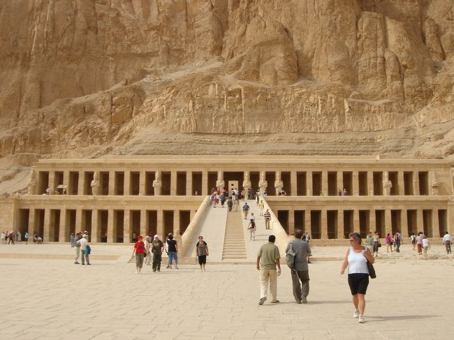 実質、エジプト2日目は昨日ホテルで予約した王家の谷バスツアーに参加。<br />エジプト旅行の数あるハイライトの一つ。<br />今日はすっごいエジプト漬けの一日になりそう(^^)