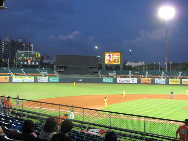 台湾に来たからには、ぜひとも「台湾プロ野球」(中華職業棒球大連盟=CPBL)を観戦したいところである。<br />八百長問題で監督がお縄に、なーんて暗いニュースもあるが、本来20年の歴史があり、現在4チームが加盟している。<br /><br />事前にインターネットで調べてみると。<br />滞在初日と二日目に、台北市内でナイターが行われる、とある。<br /><br />とゆうわけで、二日目の夜、台北の南に位置する、新荘棒球場(球場)へ向かう。<br />地下鉄を一回乗り換え、埔里駅で下車。<br />ネットによると、ここから無料バスが球場に出ているはずである。<br />