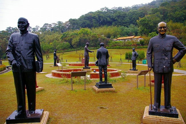 かつて台湾各地に蒋介石の像が立てられてありました。それが今では見るのが珍しくなりました。<br /><br />ところが今でも蒋介石の像が活躍している場所があったのです。非常にシュールな世界でした。