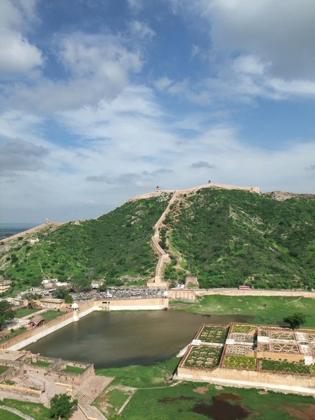 今年の夏休みはインドへ。<br /><br />現地ガイドさんを伴う旅でしたが、沢山の衝撃を受けました。<br /><br />☆1日目:成田→デリーへ<br />☆2日目:デリー→<br />★2日目:ジャイプール<br />☆3日目:アグラ<br />☆4~5日目:バラナシ<br />☆6~8日目:デリー<br />☆9日目:デリー→日本へ<br />