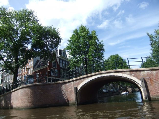 7泊9日のベルギー＆オランダ旅行。<br />旅行後半はオランダはアムステルダムに滞在。<br /><br />夏旅♪と思って行ったら、すっかり秋旅の様相のままブリュッセルからアムステルダムに移動。<br /><br />フェルメールとレンブラントの絵がある国、というイメージのオランダ。<br />オランダで行きたい美術館はいくつかあるけれど、今回絶対！なのはアムスの国立美術館とハーグのマウリッツハウス美術館。<br />移動した日は寒すぎてどうなることかと思ったし、そしてこの旅唯一のハプニング「ホテルに入れない！！」が発生。<br />ハプニングは後日になればいい思い出だけど、その最中は本当に泣きそうだったな…<br />でもオランダでは天候が次第に回復したから、楽しかった！！<br />夏旅はやっぱり晴れていないとね★<br /><br /><br />この旅行記は、8/17〜20のアムステルダムでの記録です。<br />（デン・ハーグ＆デルフト、ザーンセ・スカンス＆アルクマールは別の旅行記）<br />▼日程 7泊9日▼<br />8月13日…成田→スキポール→ブリュッセル<br />8月14日…ブリュッセル観光<br />8月15日…ブルージュに日帰りでおでかけ<br />8月16日…アントワープに日帰りでおでかけ<br />8月17日…ブリュッセル→アムステルダム　アムステルダム観光<br />8月18日…デン・ハーグとデルフトに日帰りでおでかけ<br />8月19日…ザーンセ・スカンスとアムステルダム観光<br />8月20日…アルクマールでチーズ市見学後、スキポールへ<br />8月21日…成田到着<br /><br />◆ハーグ＆デルフト；http://4travel.jp/traveler/chococo/album/10496557/<br />◆風車＆チーズ市；http://4travel.jp/traveler/chococo/album/10496887/