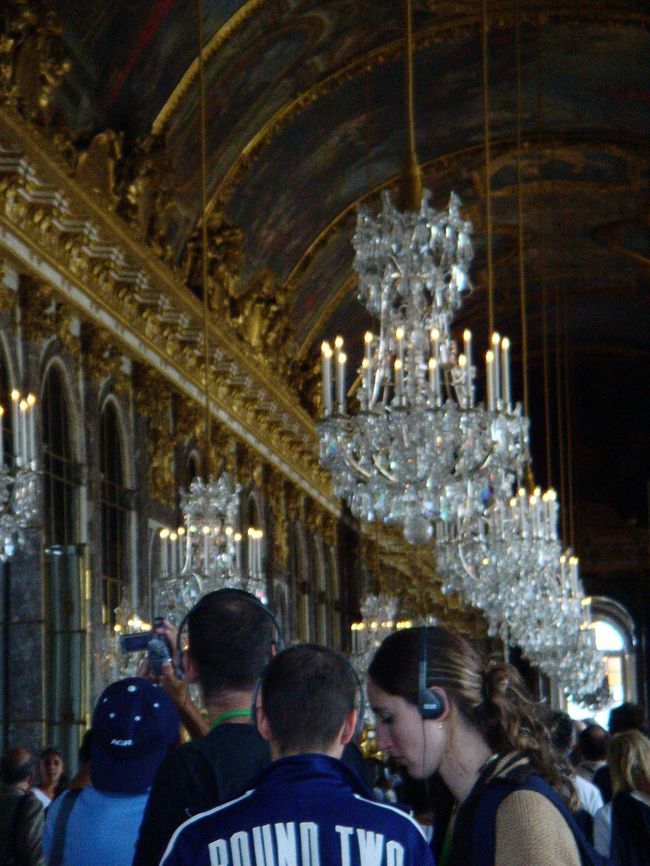 フランスの見所に1つ、最大な場所とすれば、<br />やっぱりベルサイユ宮殿でしょう。<br />絶対にフランス来たらこれを見ないと帰れないってなくらい<br />豪華絢爛な宮殿でした。<br />これまた各自のコメントは割愛します（悲）