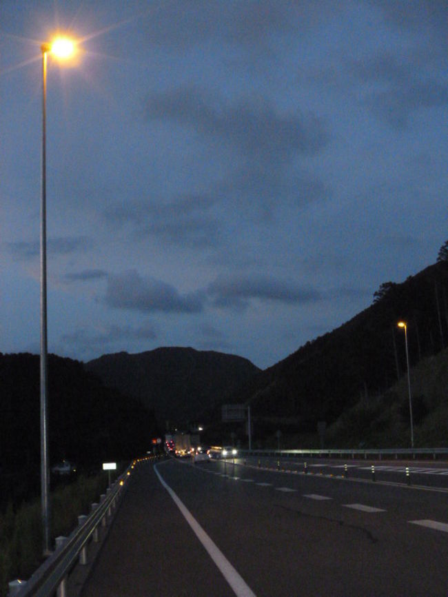 ↑紀勢自動車道、大宮大台ICより↑<br /><br />道の駅、紀伊長島マンボウを午後５時頃出発しようとした時<br />雨が降り出し、急いでレイン装備してから出発した。<br /><br />紀勢自動車道の紀勢大内山IC近くになると雨も上がり<br />高速に乗らずに国道４１号で、北へ向かい<br />阿曽湯の里に立ち寄って、温泉に入って体を癒した。<br /><br />薄暗くなってきたころ出発して<br />紀勢自動車道の大宮大台ICから高速を使い<br />名古屋へ帰宅した。<br />家に帰り着いたのは、午後9時40分ごろだった。