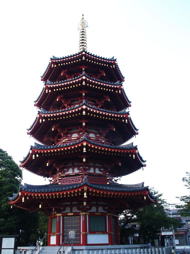 　神奈川県川崎市にある川崎大師平間寺は真言宗智山派大本山のお寺で金剛山金乗院平間寺という。開創は大治3年（1128年）、開基は尊賢上人、創建功徳主は平間兼乗氏である。もろもろの災厄をことごとく消除する厄除大師として、霊験あらたかなことは、昔から有名である。総本山は京都東山七条にある智積院である。神奈川で車に付ける交通安全の事故避けステッカーで一番多く見られるのが川崎大師のものであろう。モータリゼーションと供に繁栄してきた寺だとの認識がある。したがって、最近の伽藍は全て鉄筋コンクリート製で多くの伽藍に大が付いている。大伽藍が建っているのだ。<br />　八角五重塔を建設中だったとき以来の参拝になった。八角五重塔は、昭和59年（1984年）の弘法大師1150年御遠忌を記念し落慶したというから25年振りということになる。八角五重塔には興味があったが、鉄筋コンクリート製ということで足が遠のいていた。知人が、私が五重塔好きであるからと川崎大師八角五重塔を写真に撮って来てくれた。思っていたよりはましに見えたので早速、確認してきた。100年と言われていた鉄筋コンクリート製の寿命が施工法によってはそれほど持たないことが判明してきている。<br />　八角五重塔は総工費が10億円であった。鉄筋コンクリートの寿命を仮に100年とすると、毎年1000万円づつ原価償却している計算になり、もう既に4分の1が償却してしまっていることになる。今見える五層ある内の1層はなくなって4層分に少し届かない程度なのである。今世紀後半には取り壊さなければならないとしたら非常にもったいないことである。<br />（表紙写真は川崎大師八角五重塔）