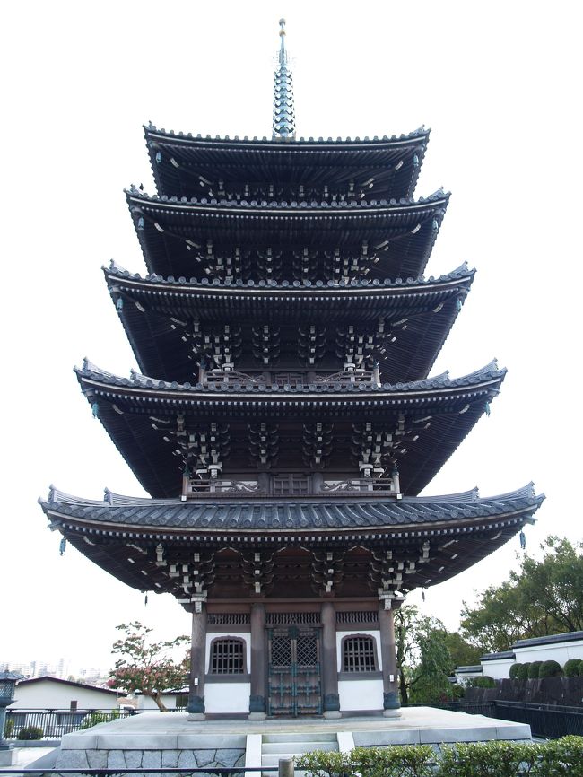 　神奈川県川崎市麻生区細山にある香林寺は臨済宗建長寺派のお寺で、南嶺山香林寺という。大永5年（1525年）、仙谷山寿福寺の第七世・南樹法泉和尚によって開山された。御本尊十一面観世音菩薩は宝亀7年（776年）弘法大師の作であることが略縁起に記されている。昭和61年（1986年）には聖徳太子殿が完成し、祀られている太子像は、大正10年（1921年）聖徳太子1300遠忌にあたり奉安された高村光雲作である。<br />　昭和62年（1987年）に建立された香林寺五重塔は全て禅宗様建築で統一された塔で、躯体は鉄骨鉄筋コンクリート造りである。外観上は純木造建築である。<br />　境内には六地蔵や石仏が並び、傍に細山郷土資料館と香林寺幼稚園が建っている。駅から歩くととても遠かったが、不規則に残る開発未着手地の一番大きな区域が香林寺のあるところだ。<br />（表紙写真は香林寺五重塔）